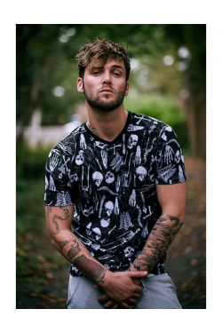 Men's Gothic Skeletons Skulls Bones Ribcage Heart Print V-Neck TShirt Tee